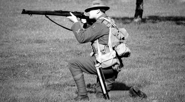Gammeldags soldat med rifle